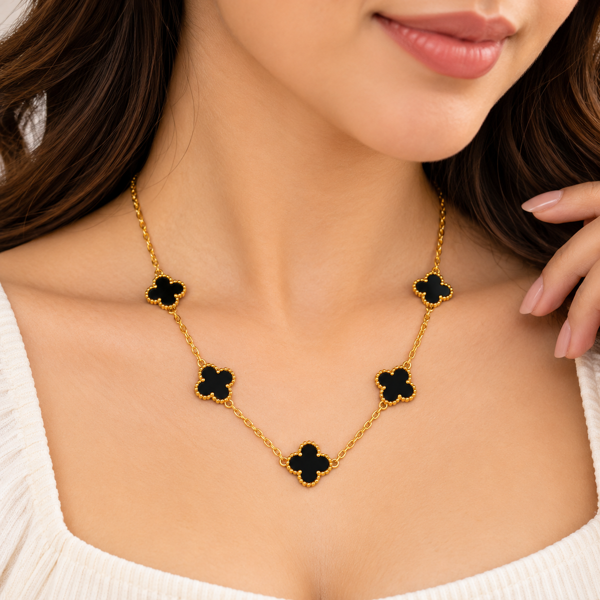 BELVYA Midnight Clover Necklace – Black & Gold Elegance